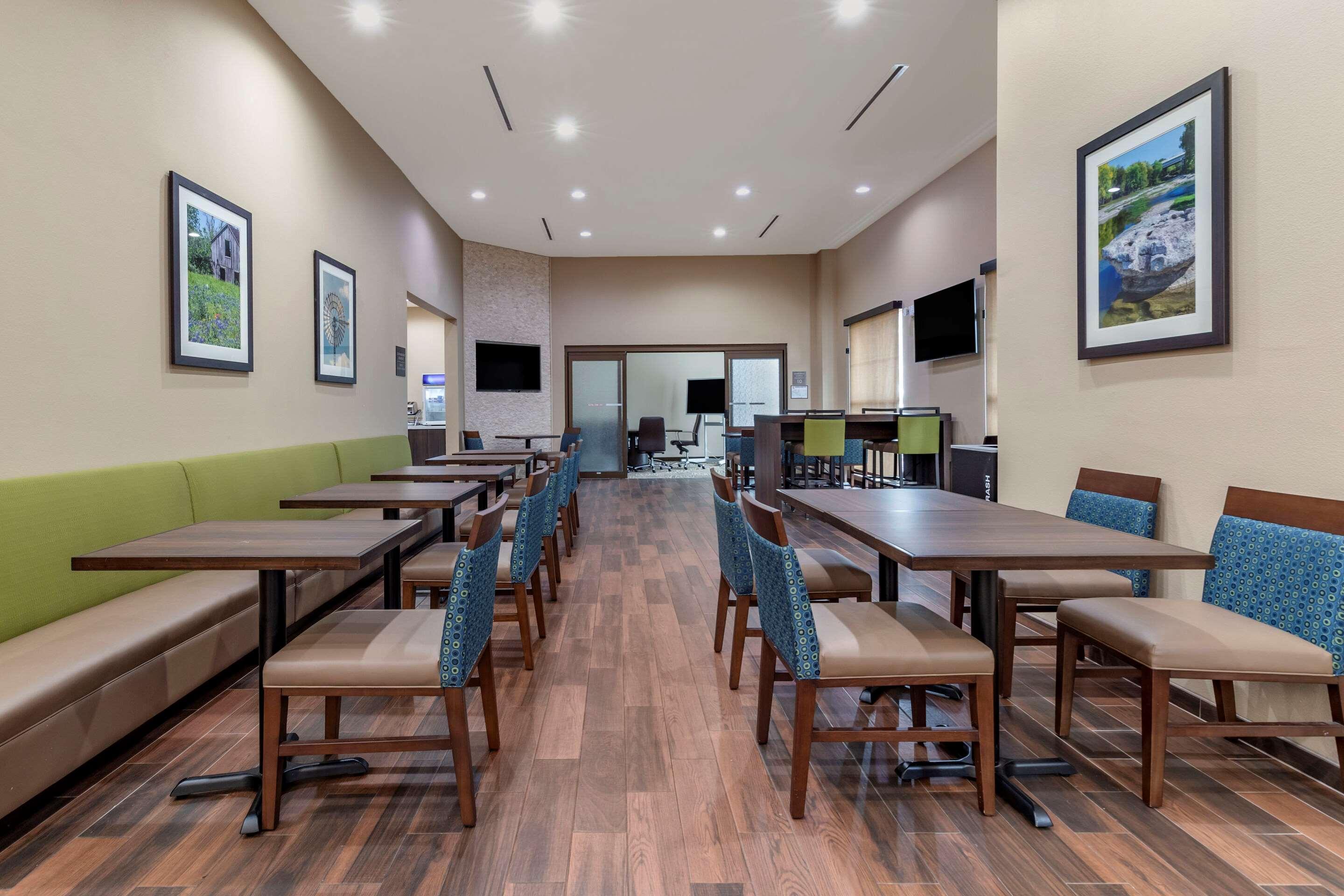 Comfort Suites سيدار بارك المظهر الخارجي الصورة